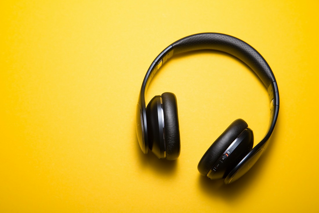 Audífonos sobre un fondo amarillo
